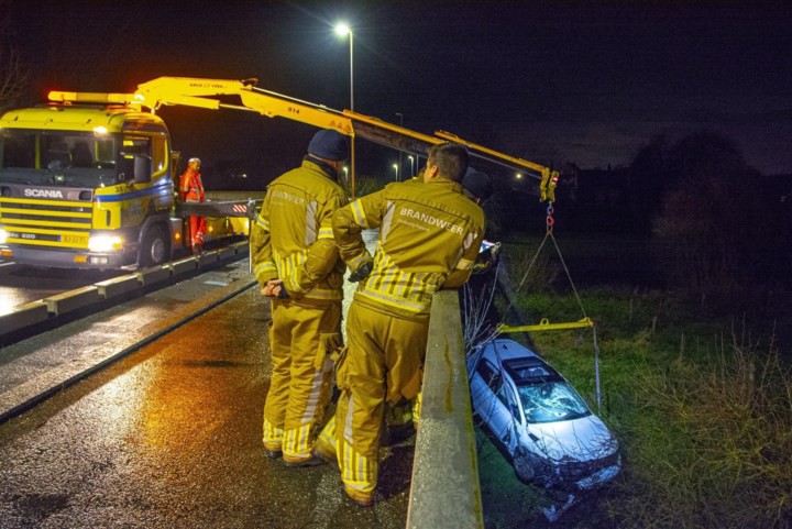 Auto raakt van de weg en belandt meters lager in weiland bij Sint Odiliënberg