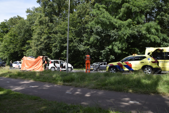 Twee gewonden bij frontale botsing in Sint Odiliënberg: traumahelikopter geland