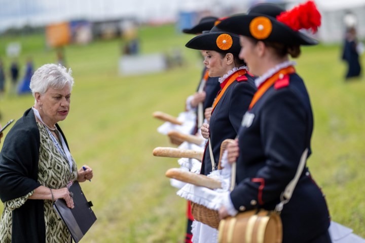 Gehurkt kaas snijden in een knollenveld terwijl het flink waait: de marketentster op het OLS draait er de hand niet voor om