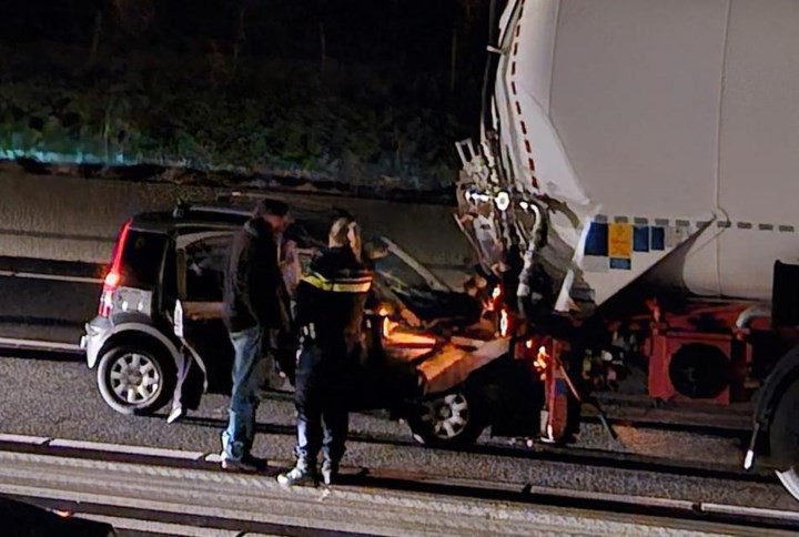 Auto rijdt zich klem tegen vrachtauto op A73