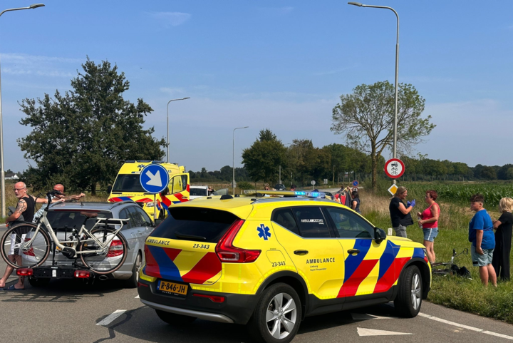 Fietser ernstig gewond na aanrijding in Posterholt, traumaheli geland