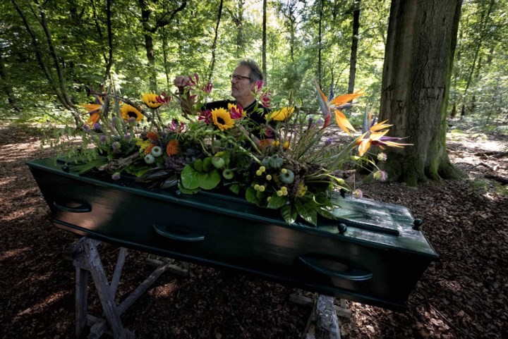 Paul Deckers uit Posterholt vertelt met bloemen, planten en kleuren levensverhalen van overledenen