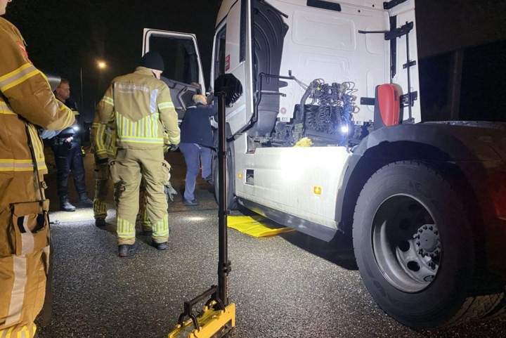 Vrachtwagen verliest diesel door kapotte tank, auto crasht door gladheid