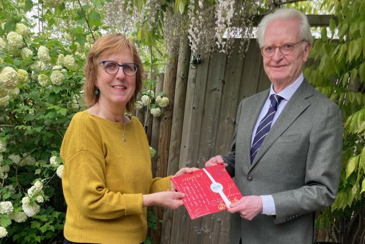 Hanny van Leeuwen wint met ‘Onthand’ schrijfwedstrijd voor gipskamer Kinderziekenhuis