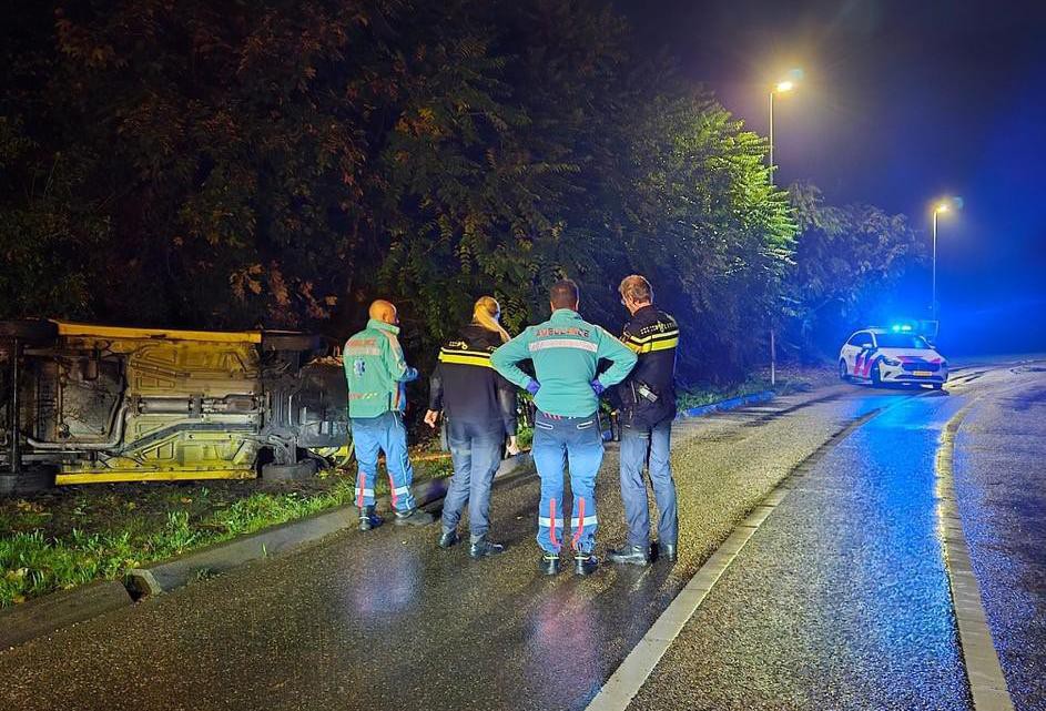 Auto raakt van de weg en kantelt in Sint Odiliënberg