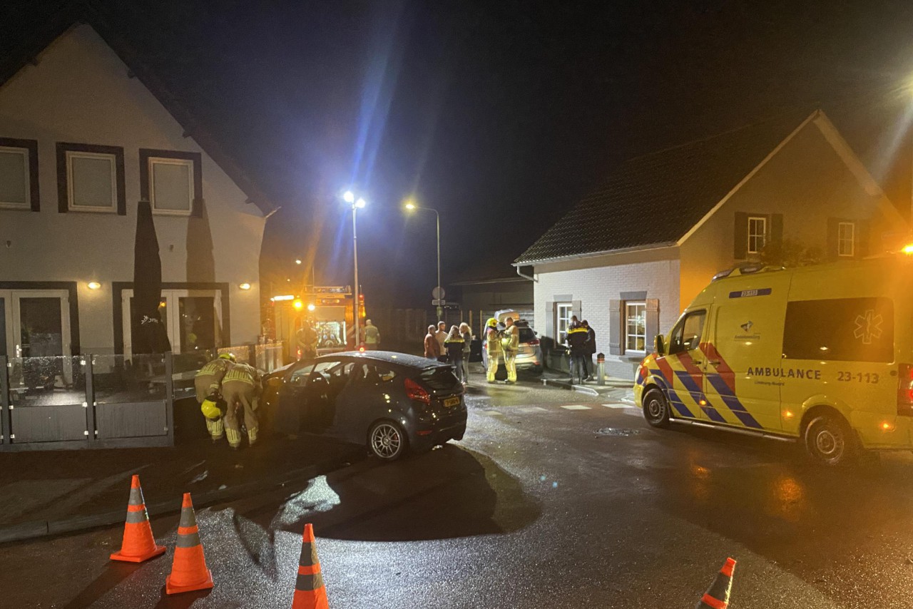 Twee auto’s met elkaar in botsing in centrum Posterholt, eentje komt tot stilstand tegen eetcafé