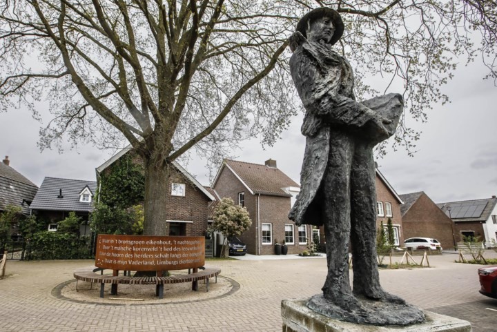 Schrijver Limburgs volkslied eindelijk goed zichtbaar: beeld Gerard Krekelberg in Vlodrop verplaatst