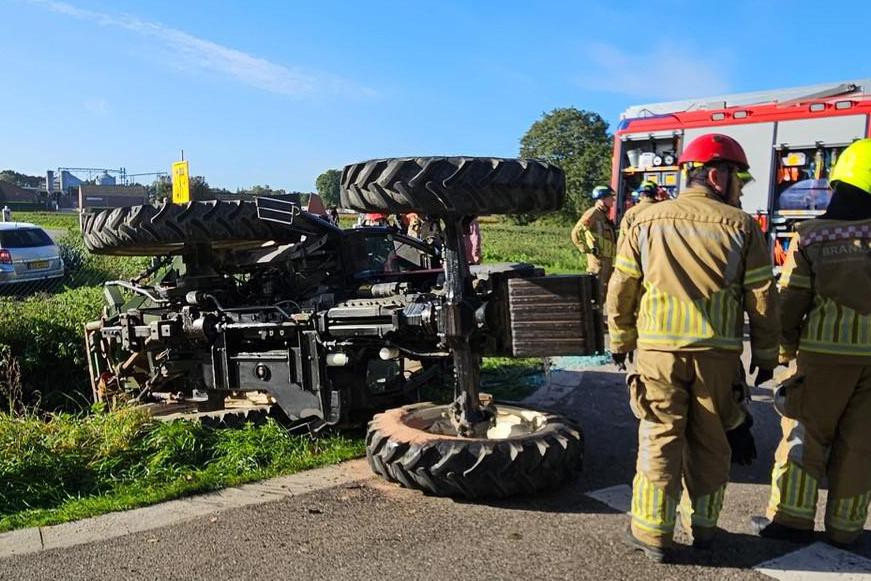 Tractor kantelt na aanrijding met personenauto in Montfort