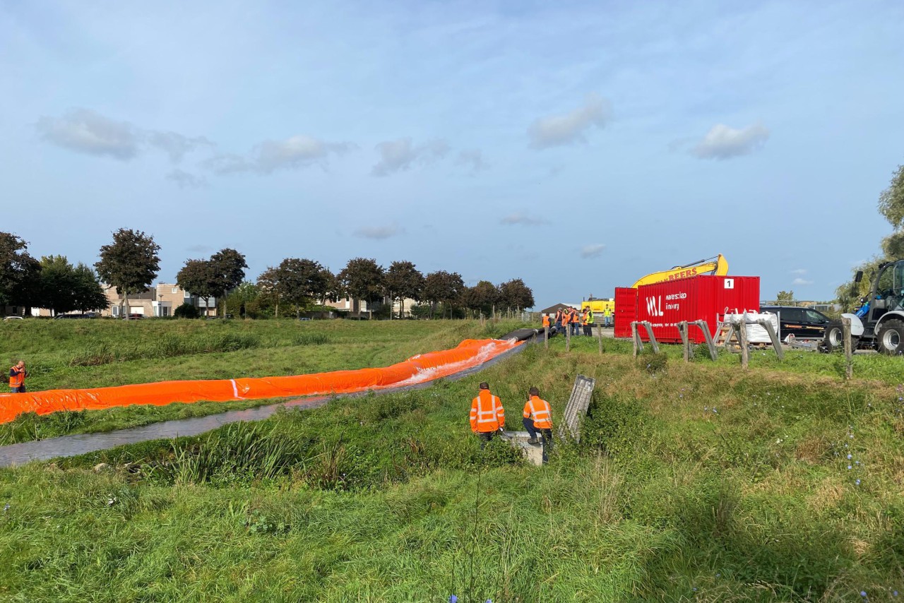 Waterschap test nieuwe, mobiele dijk voor hoogwaterbestrijding in Roermond