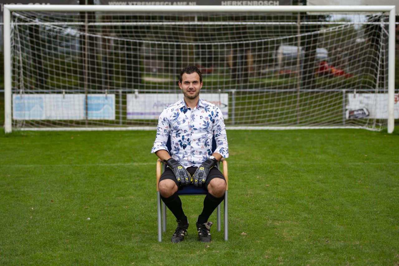 Job (29) is voorzitter van Oranje Blauw’15, maar op zondag trekt hij zijn keepershandschoenen aan: ‘Ik wil mijn ‘macht’ niet misbruiken’