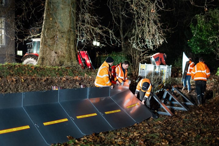 Hoogwaterpiek Roer passeert Vlodrop: voor het eerst bescherming door ‘snelle’ noodschotten