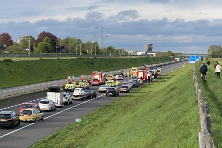 Vrouw gewond bij botsing tussen vrachtwagen en auto op A73, snelweg tijdelijk deels afgesloten