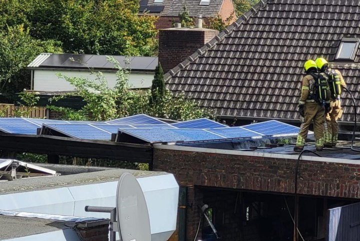 Brand onder zonnepanelen op aanbouw van woning in Herkenbosch