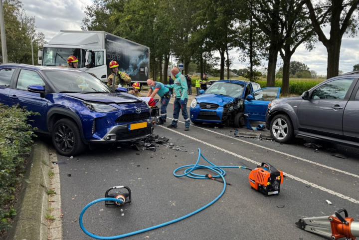 Ongeval met drie auto’s op provinciale weg Melick