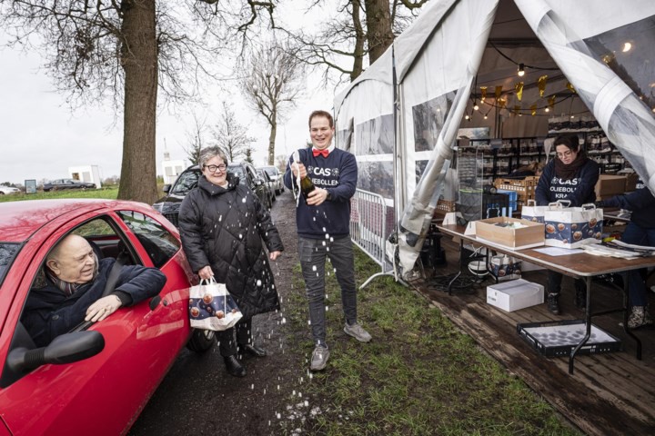 Oliebollen voor het goede doel bij drive-in van ‘Heel Holland Bakt’-ster Cas zijn in trek