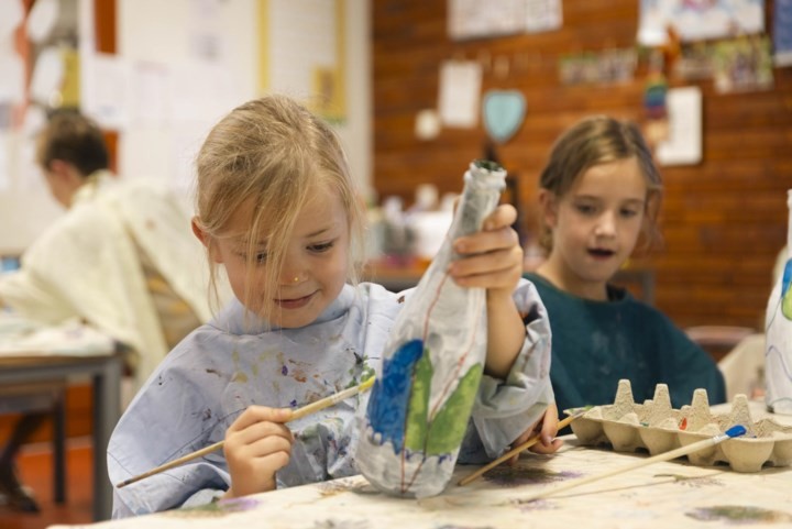 Basisschoolleerlingen in Melick leven zich uit tijdens gastles van kunstenares Marleen Hansen: ‘Dit ga ik verkopen, want dan heb ik money’