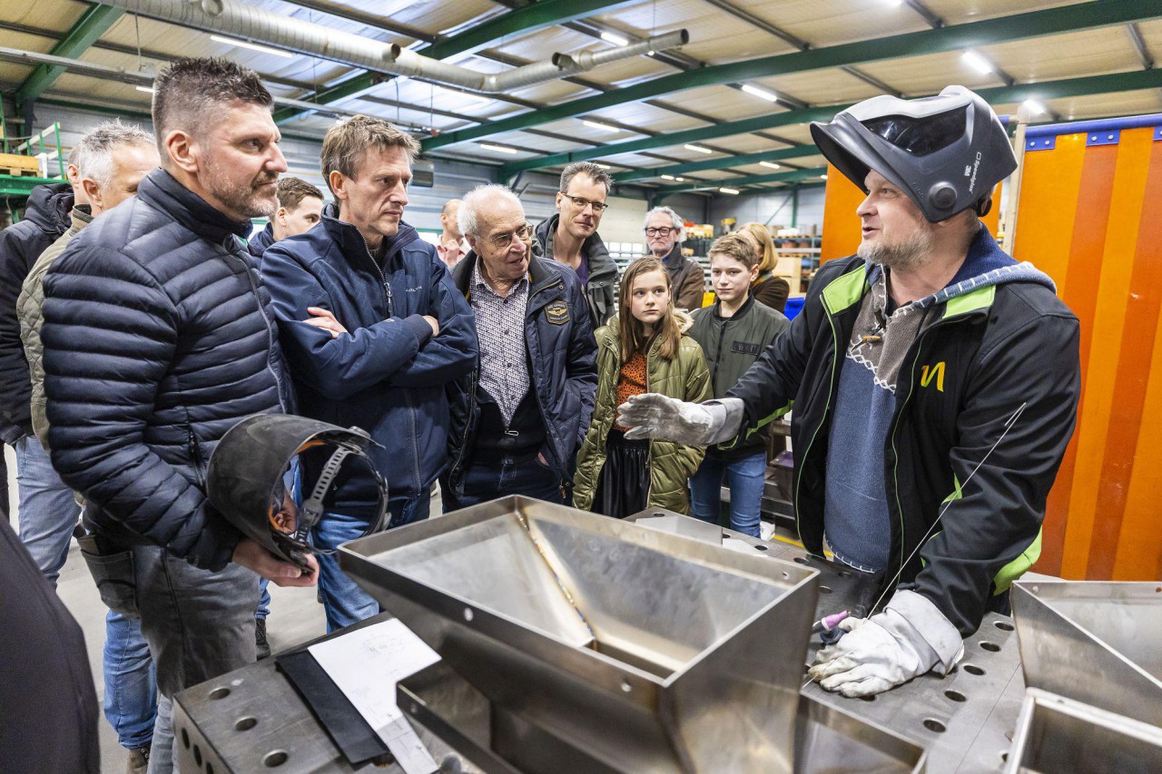 Pantservoertuig en robots van dichtbij bekijken tijdens open bedrijvendag