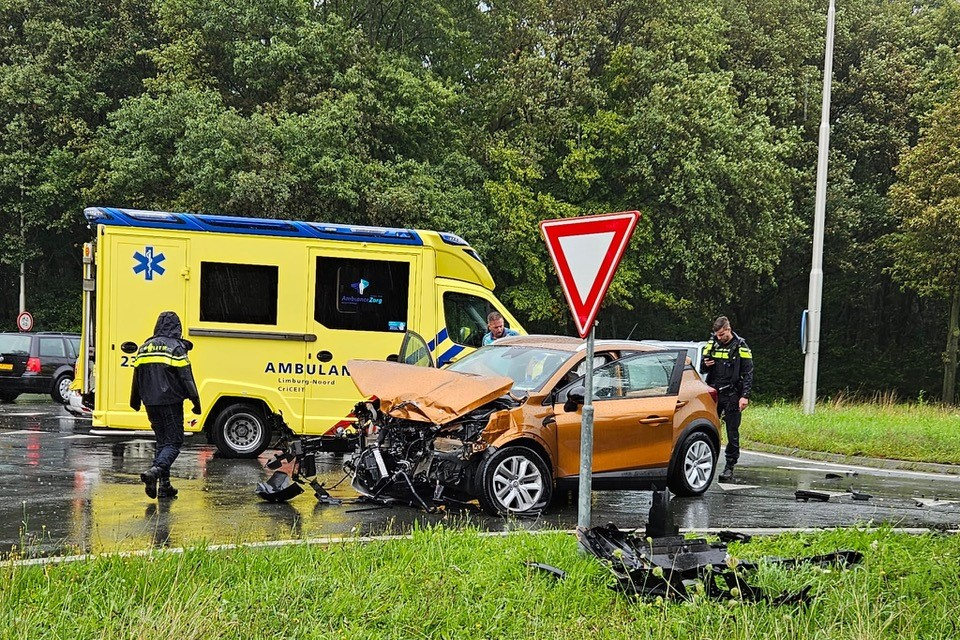 Gewonde bij aanrijding tussen auto en bestelbus op provinciale weg bij Sint Odiliënberg