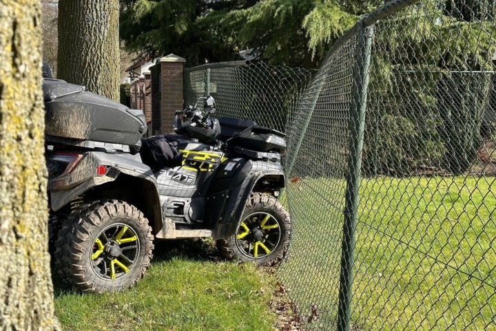 Quad botst met bestelbus in Posterholt, bestuurder gewond