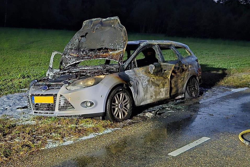 Auto vliegt tijdens rijden in brand en gaat volledig in vlammen op in Montfort