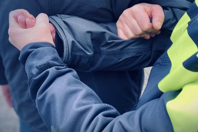 Man (22) uit Melick opgepakt voor vernieling auto en bedreigen bewoners van woning in Linne