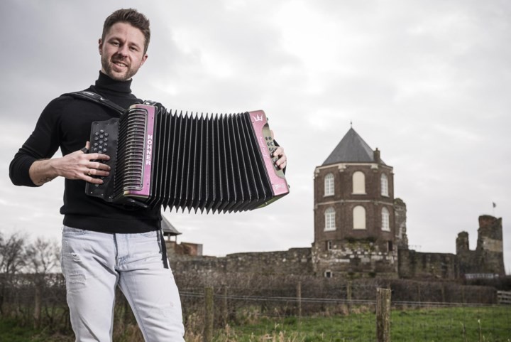 Een huiskamerconcert bij André van Duin: tex-mex accordeonist Dwayne Verheyden uit Montfort is terug