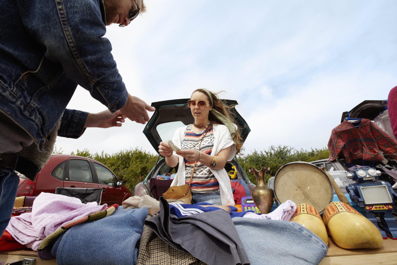 Kofferbakmarkt bij parkeerterrein Housmans in Montfort