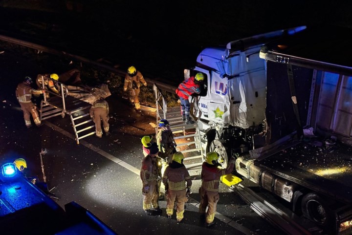 Ongeval met twee vrachtauto’s op A73: één persoon gewond, snelweg deels afgesloten