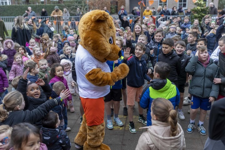 Meester Yannick en Lars halen de aftrap van actie Kika Korte Broek naar Herkenbosch: ‘Telkens als Lars naar het ziekenhuis moet, ben ik ook zenuwachtig’