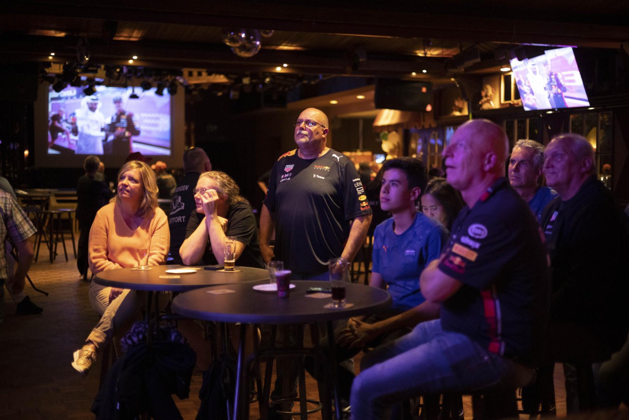 Max Verstappen voor de derde keer wereldkampioen: genieten in zaal Housmans in Montfort