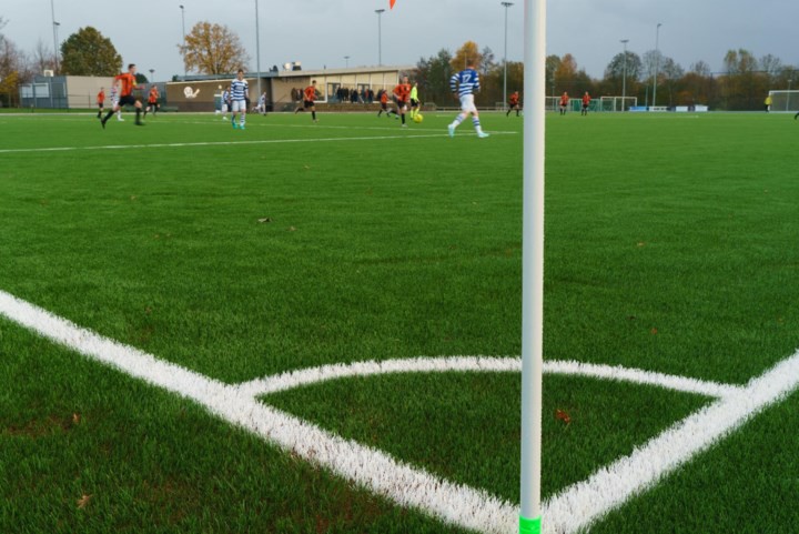 De resultaten van SNA zijn niet geweldig, het nieuwe kunstgrasveld brengt daar nog geen verandering in: ‘Op dit gras rolt de bal minder lang door’