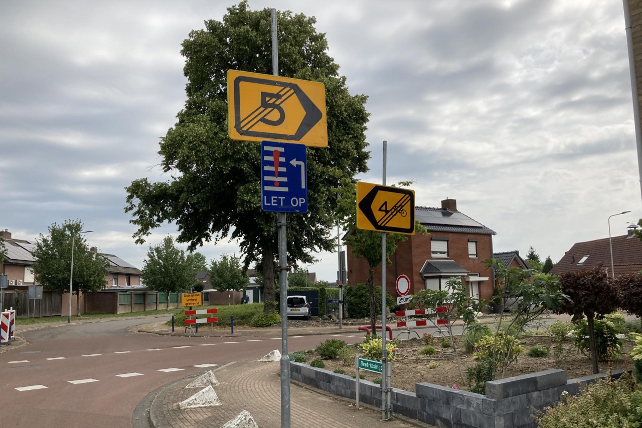 Omleidingsroutes in Vlodrop kloppen voor geen meter: automobilisten komen juist bij werkzaamheden uit