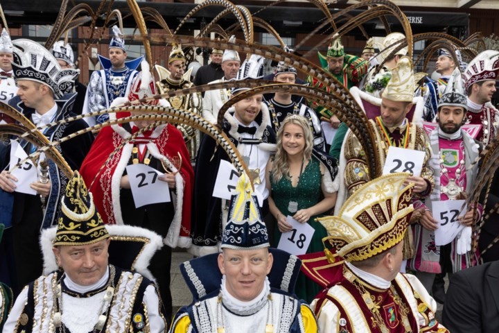 Verenparade bij het maken van traditionele prinsenfoto in Weert en Roermond