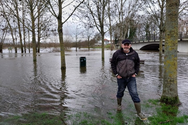 Hoogwater passeert Midden-Limburg zonder al te veel problemen, mede dankzij vrijwilligers als Wim (66) uit Vlodrop