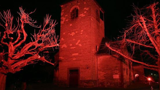 Ruim vijftig Limburgse kerken kleuren rood