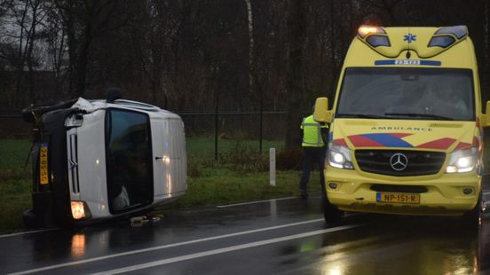 Auto belandt op zijkant in Venray, gewonde naar ziekenhuis