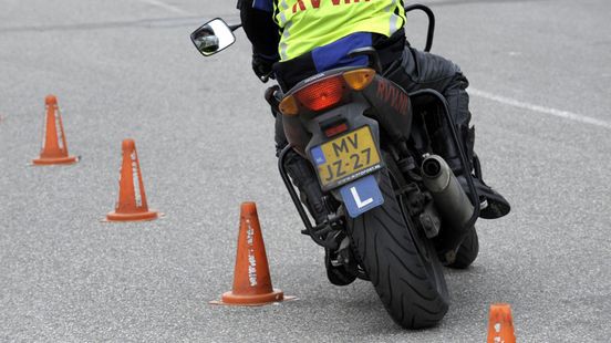 Rijinstructeur zonder bevoegdheid op pad met twee leerlingen