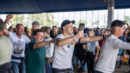 Bospop dag twee: regenponcho's maken plaats voor zonnebrillen