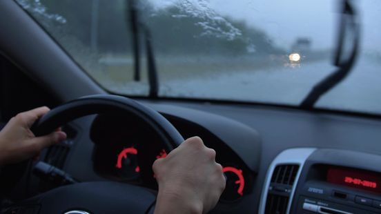 Zeven tips voor het rijden tijdens storm of hevige regen