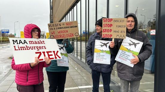 Extinction Rebellion bezet vertrekhal vliegveld Beek