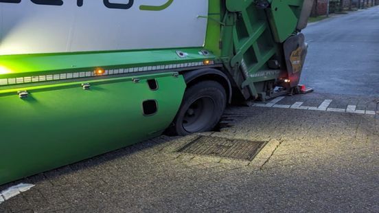 Vuilniswagen zakt weg in sinkhole