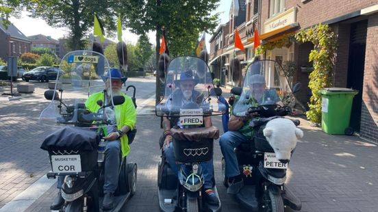 Musketiers op een scootmobiel toeren door de regio: 'Mensen houden ons aan voor een foto'