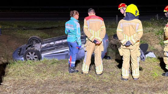 Auto op de kop bij Sint Joost