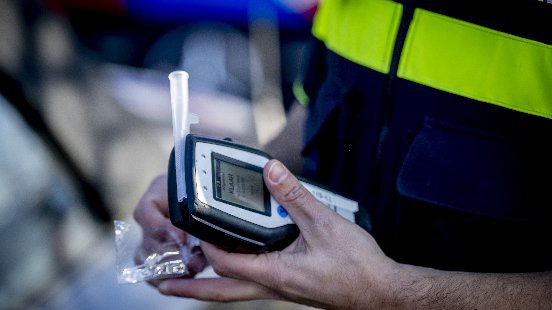 Dronken bestuurder met kinderen in auto van de weg gehaald