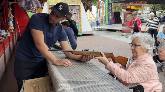 Senioren herleven jeugdherinneringen op kermis in Mook