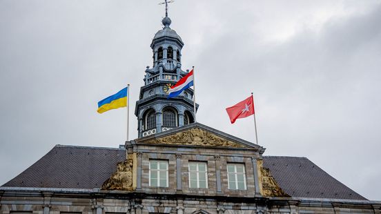 Maastricht volgt Roermond en Venlo: stadsvlag halfstok