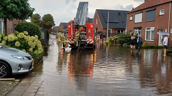 Straten onder water door stevige regenbuien