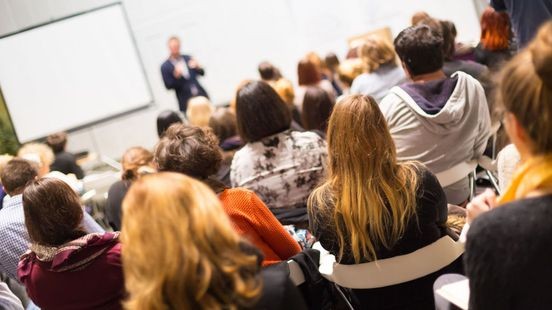 Onderwijsminister: 'Buitenlandse studenten moeten eerst Nederlands leren'