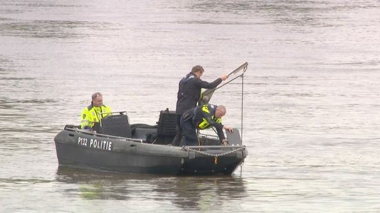 Hulpdiensten staken zoektocht in Maas, gaan dinsdag verder