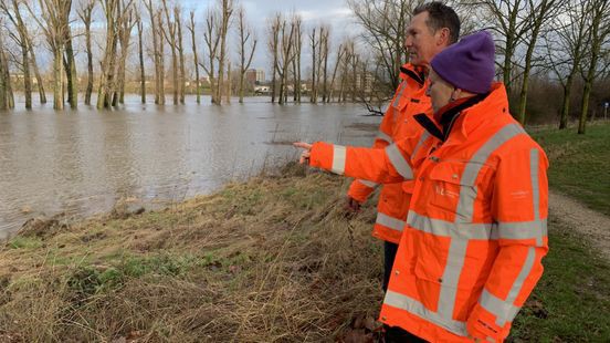 Hoogwater: dijkwachten op pad en schotten geplaatst